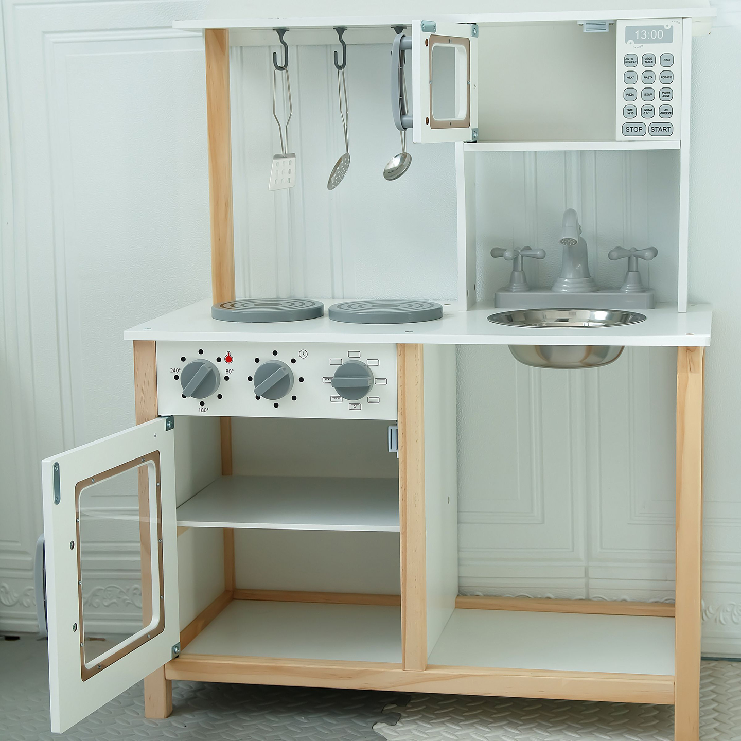 Cocina infantil de madera con microondas