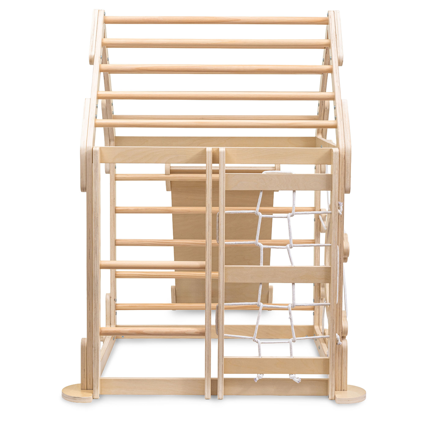 Parque infantil interior de madera: una casa con escaleras y tobogán.