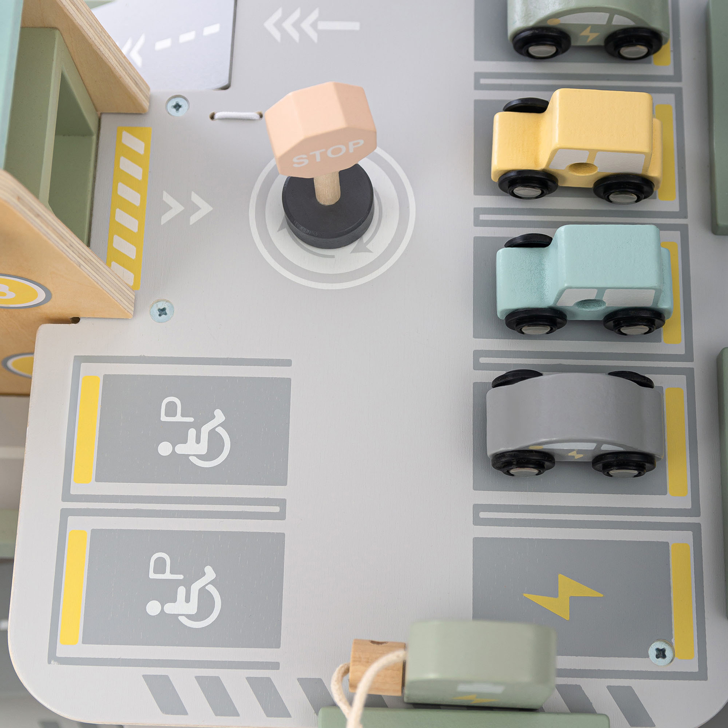 Garaje de madera de tres plantas para niños con accesorios: aparcamiento, gasolinera, lavadero de coches, helicóptero.