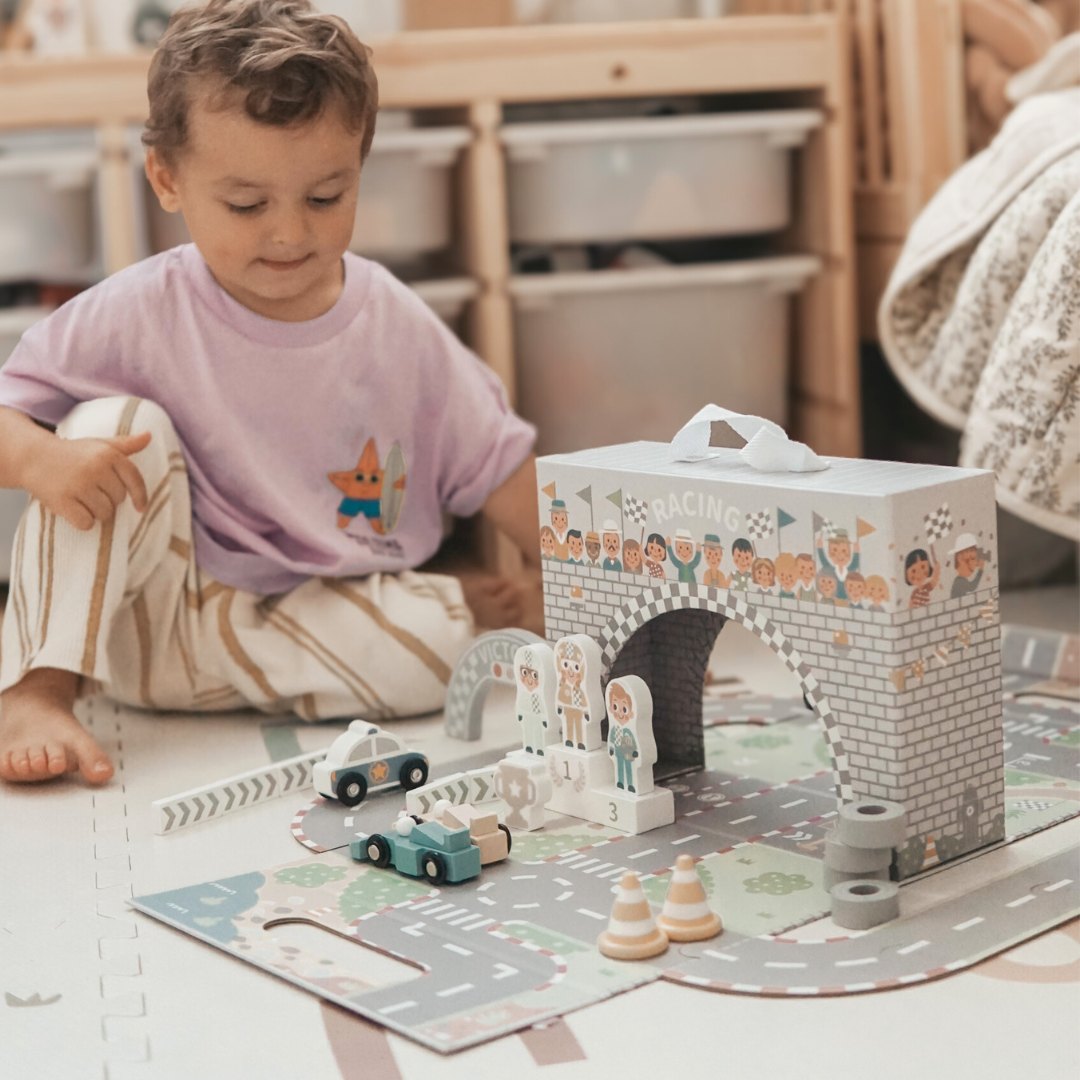 Maleta magnética con pista de carreras, vehículos de madera y accesorios de carretera