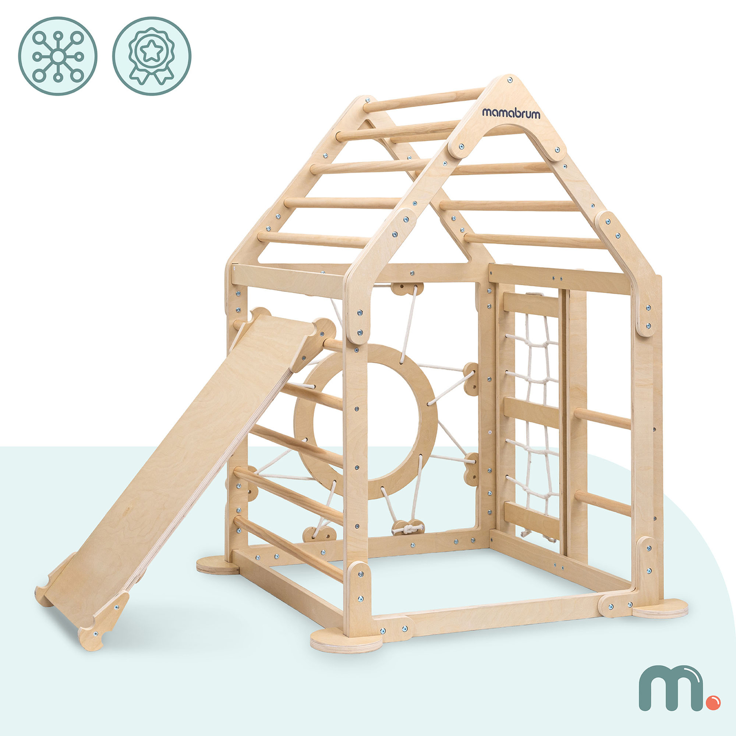 Parque infantil interior de madera: una casa con escaleras y tobogán.