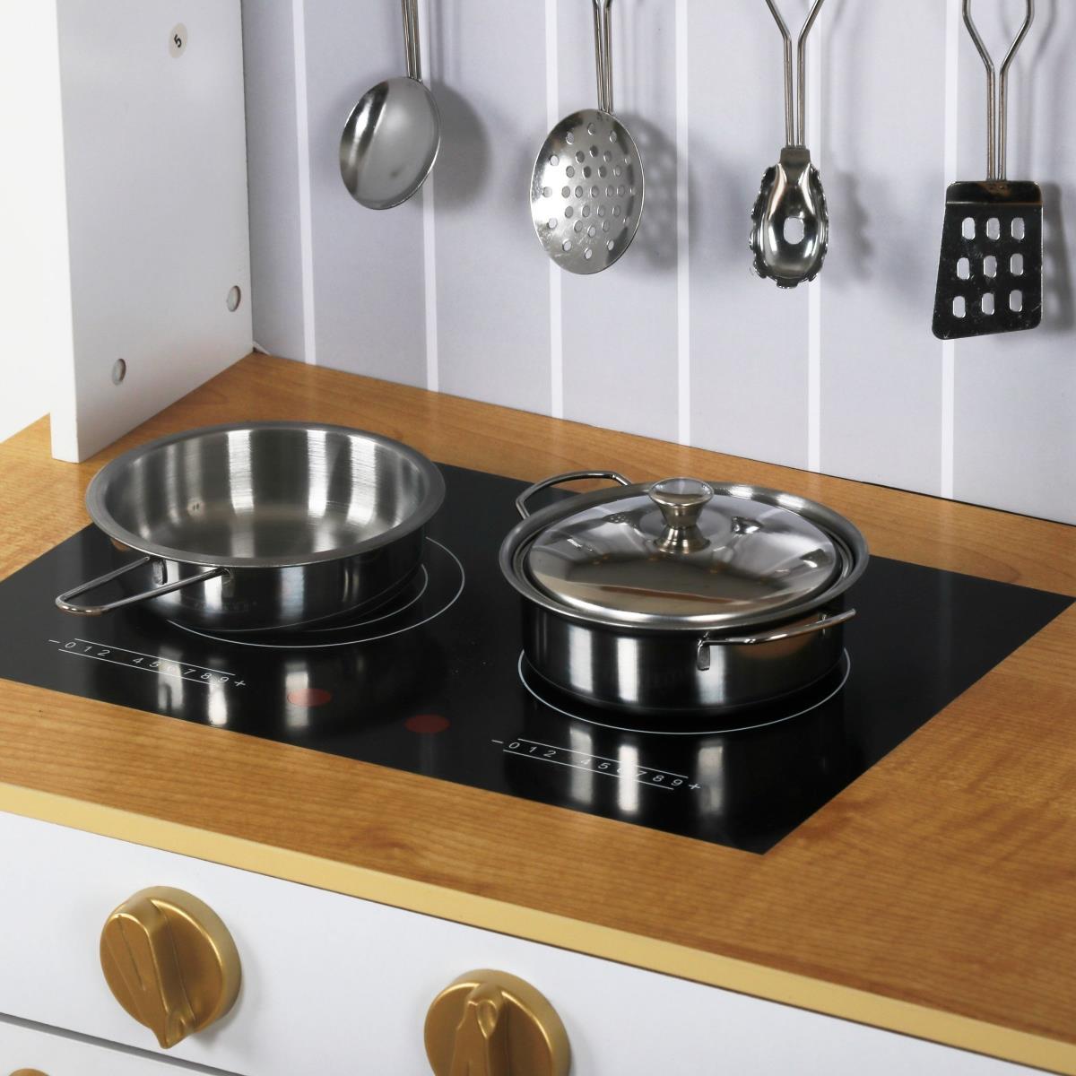 Cocina blanca de madera con accesorios y delantal