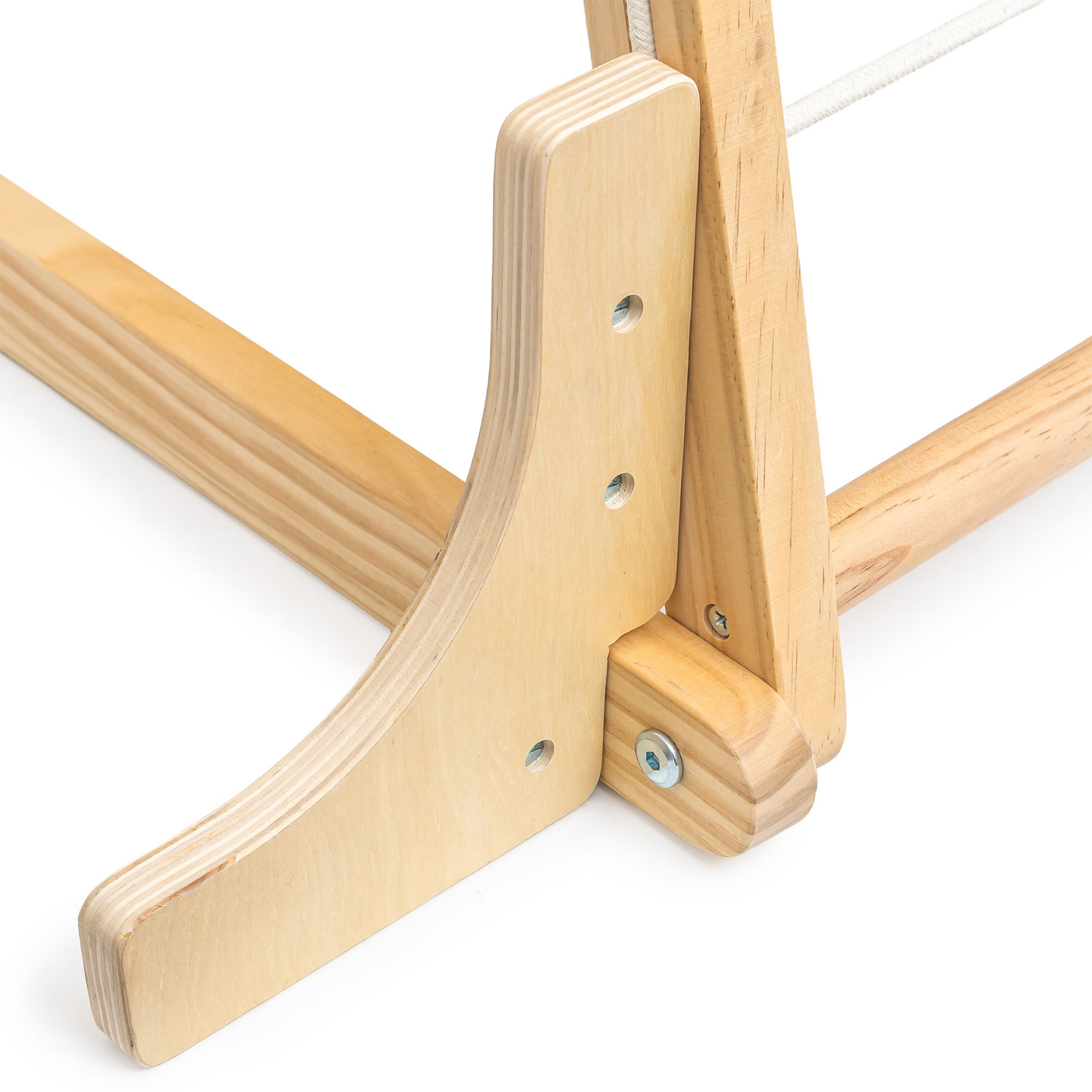 Parque infantil interior de madera con columpio, anillos de gimnasia y red de escalada.