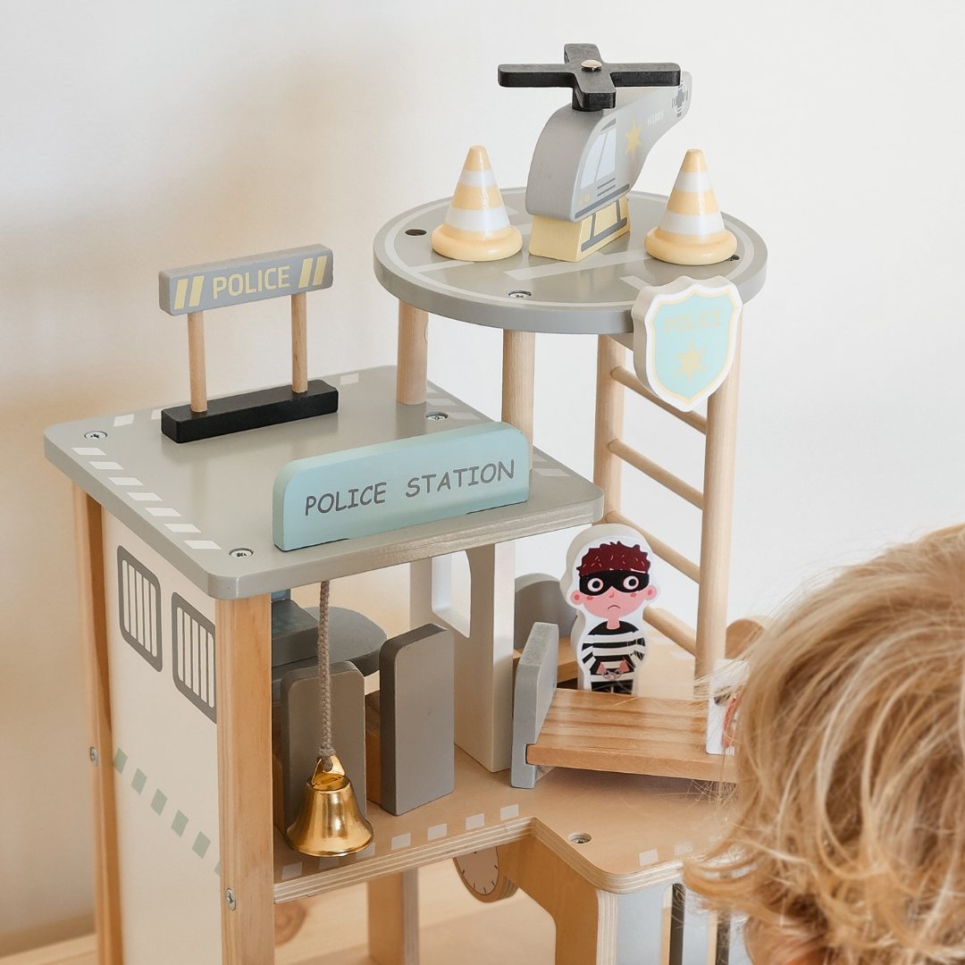 Comisaría de policía de madera con accesorios.