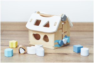Clasificador: una casa educativa de madera con bloques