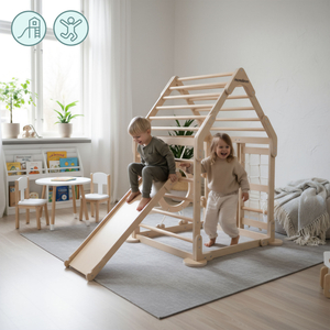 Parque infantil interior de madera: una casa con escaleras y tobogán.