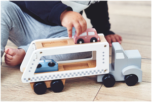 Camión de madera - semirremolque con 4 coches.