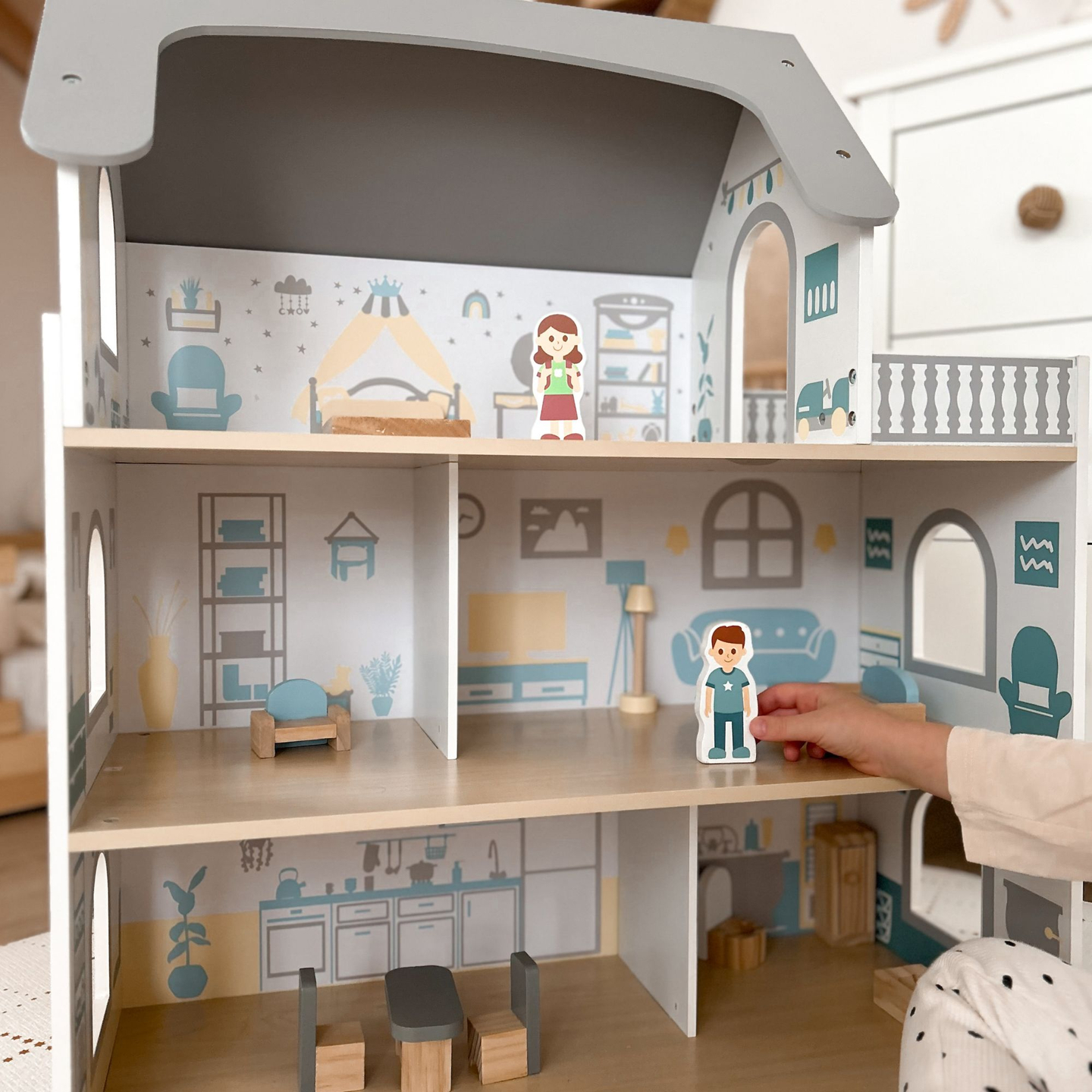 Casa de muñecas de madera blanca con terraza y accesorios