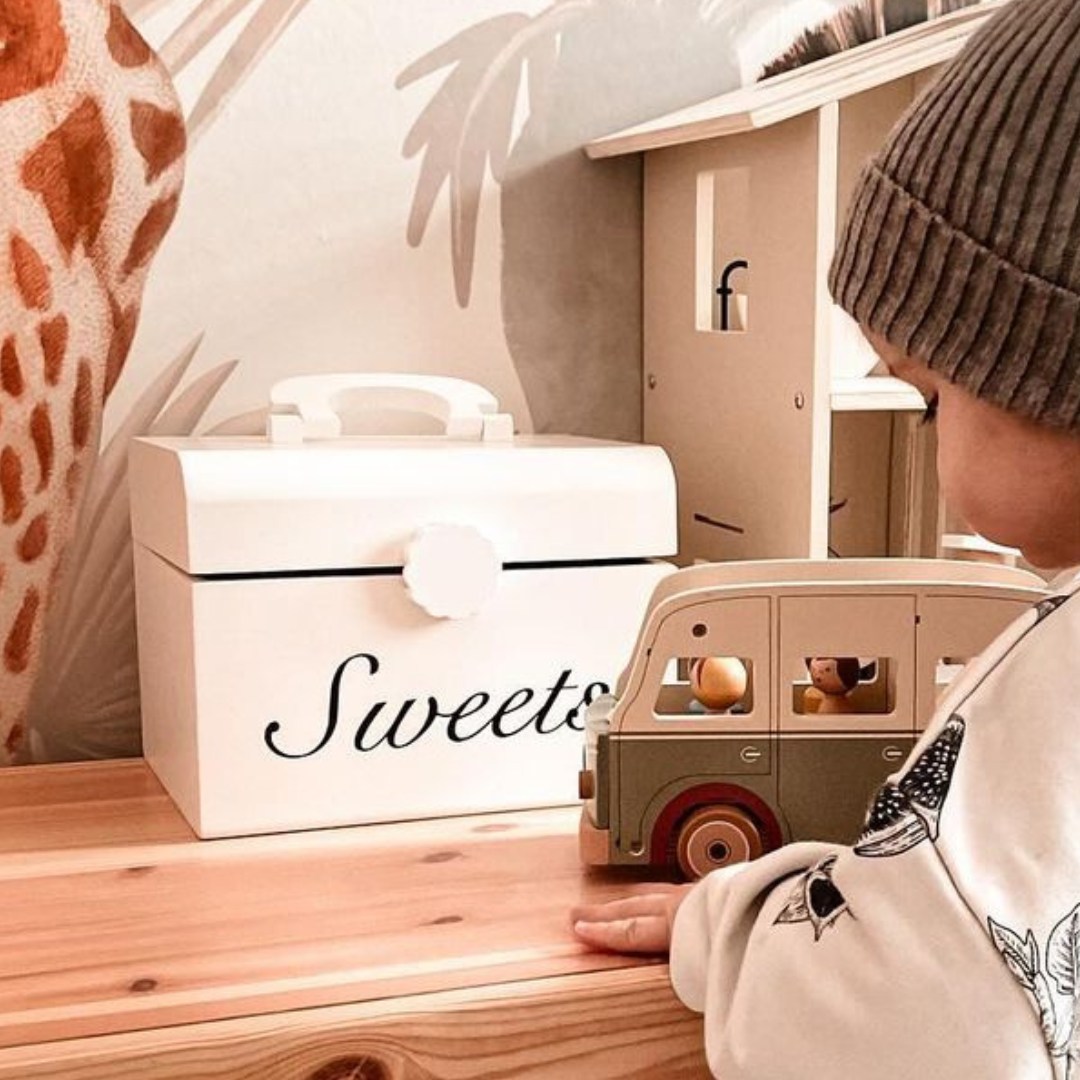 Caja de madera con dulces para cortar, confitería.