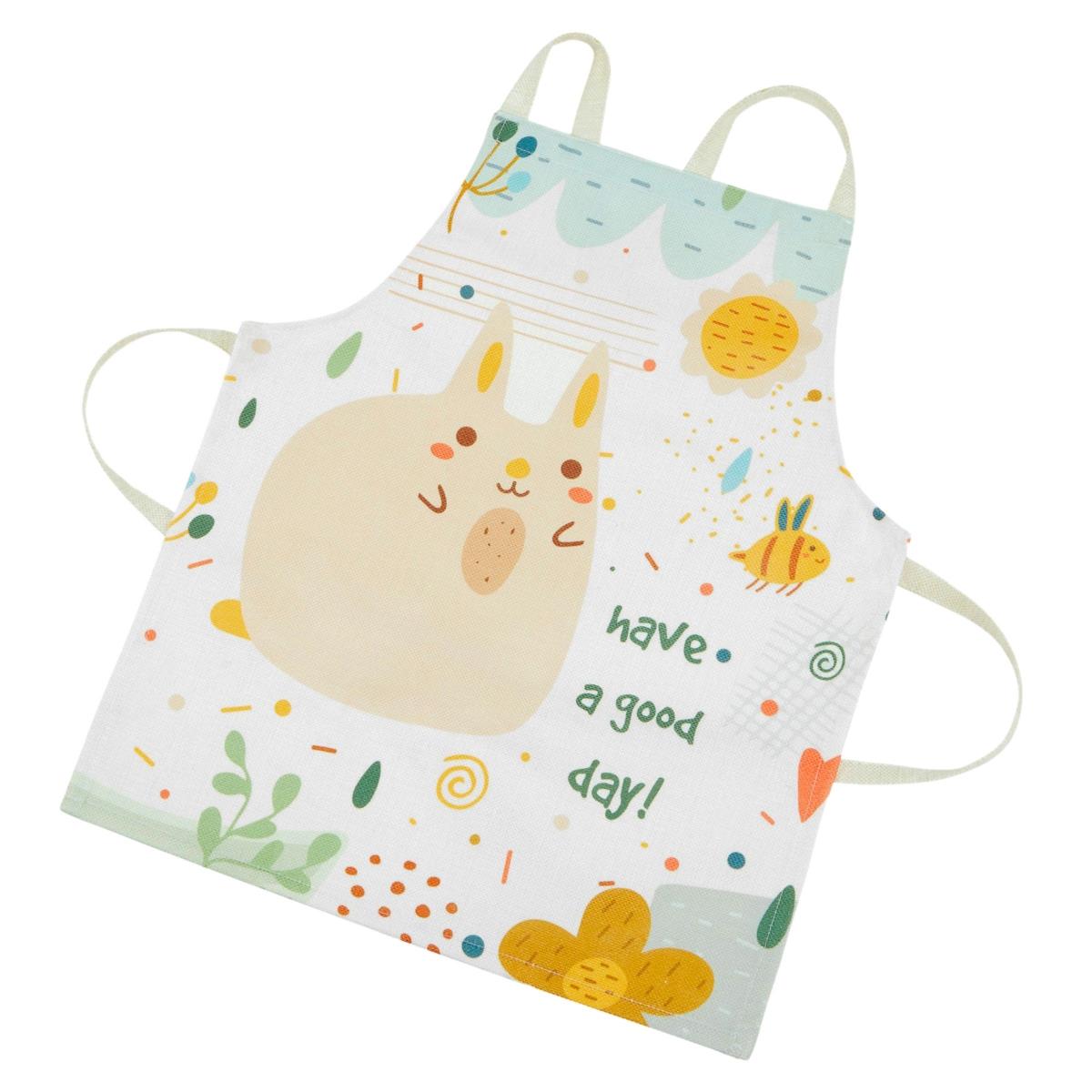 Cocina blanca de madera con accesorios y delantal