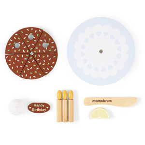 Pastel de cumpleaños de madera para cortar.