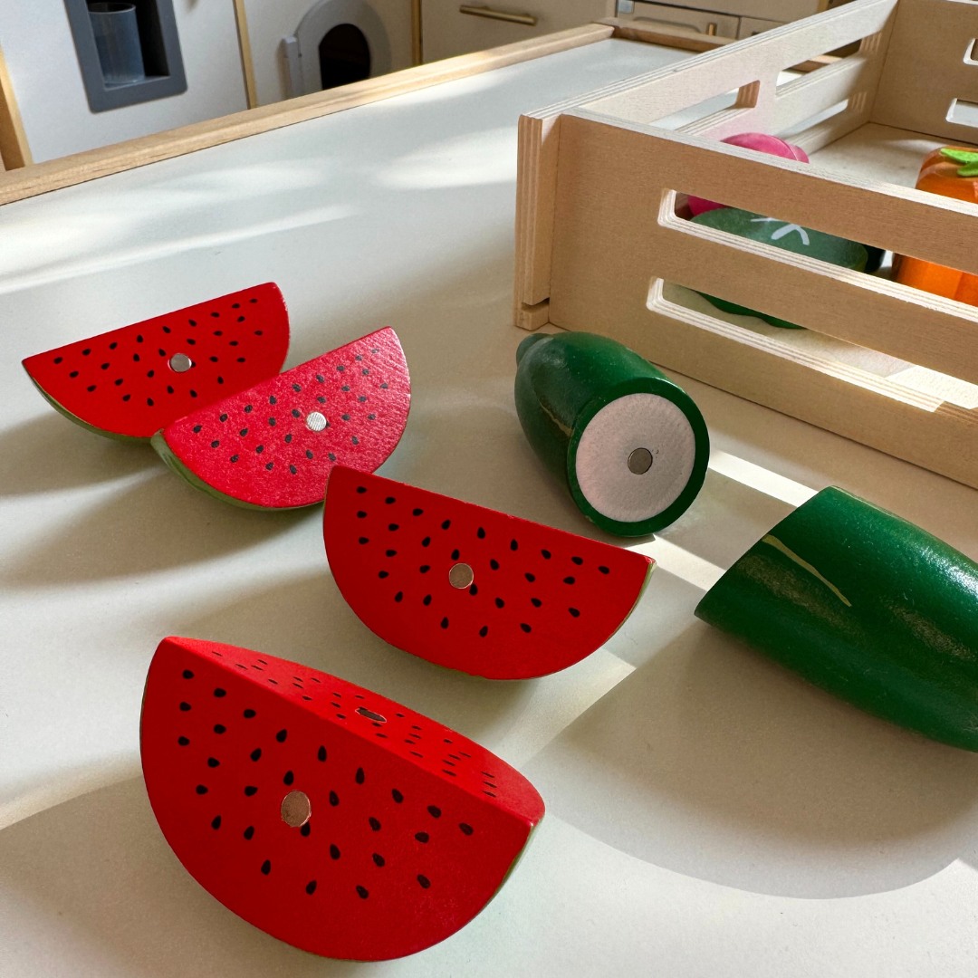 Frutas y verduras de madera para cortar.