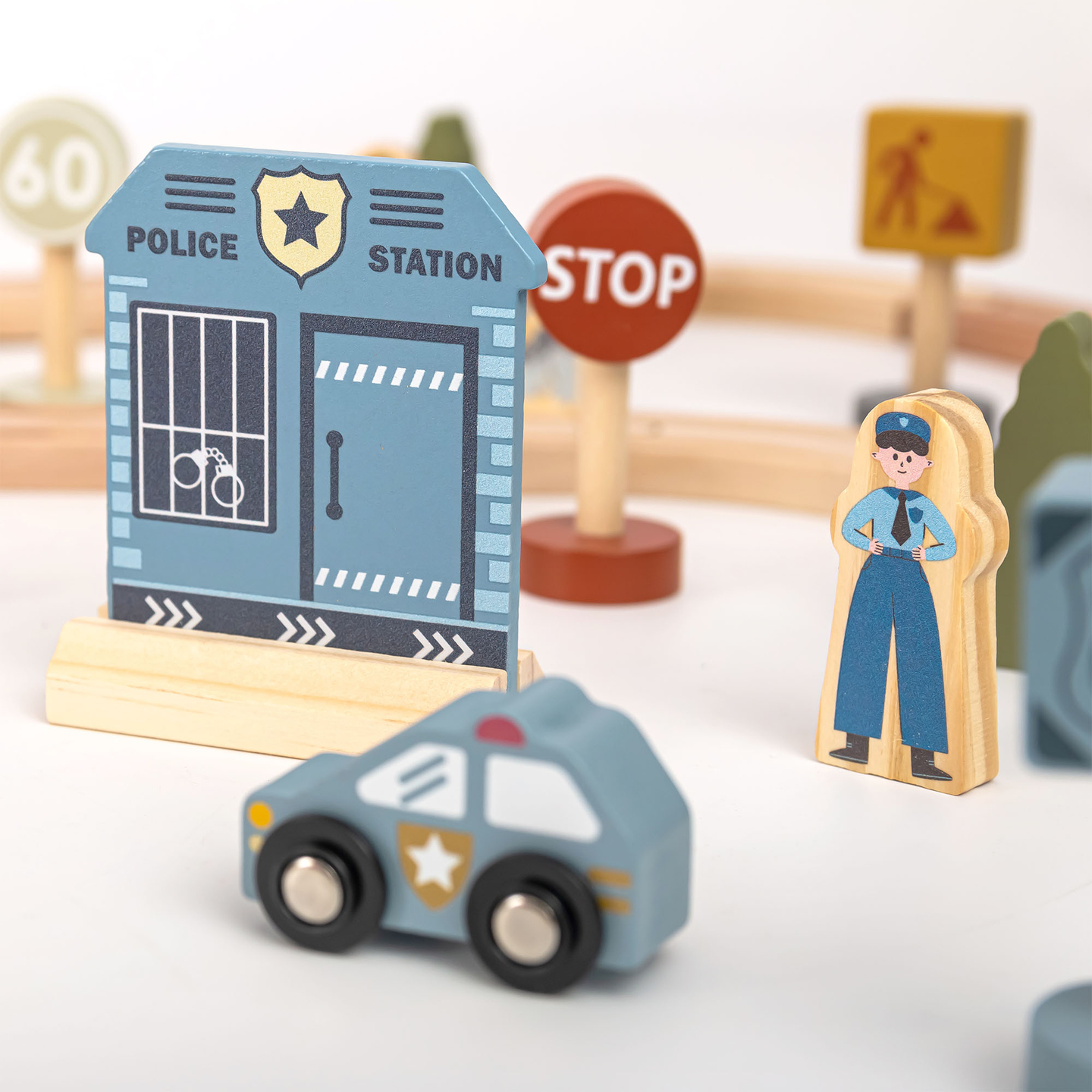 Ferrocarril urbano de madera con tren eléctrico: grúa móvil, barco, puentes