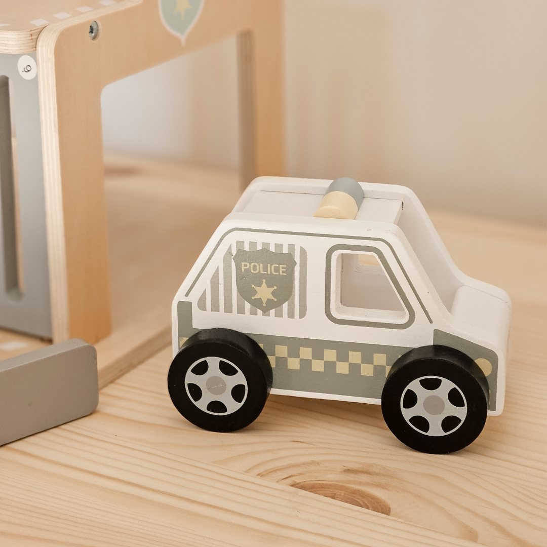 Comisaría de policía de madera con accesorios.