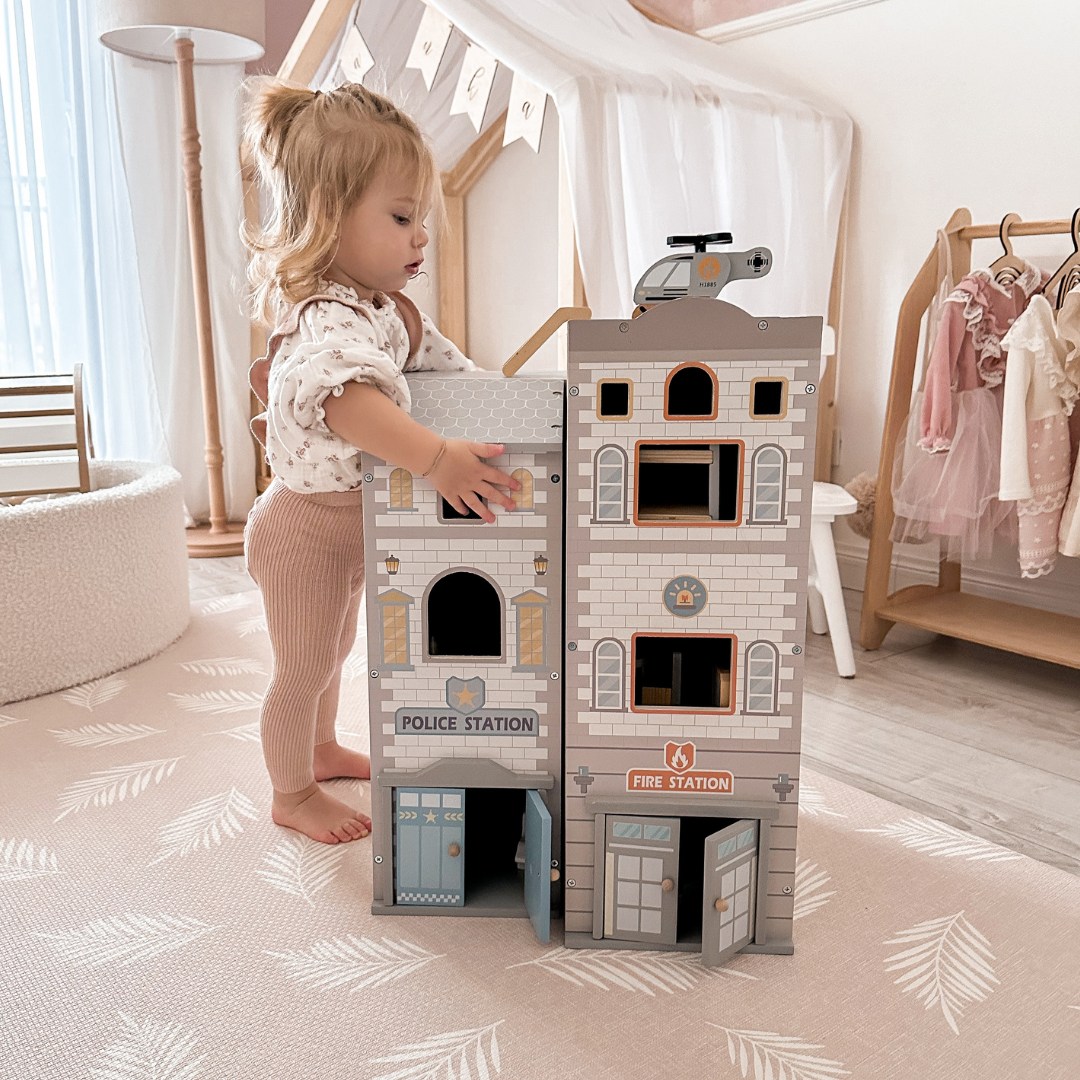 Gran parque de bomberos plegable con comisaría de policía - juego de madera. Bomberos y comisaría de policía con accesorios.