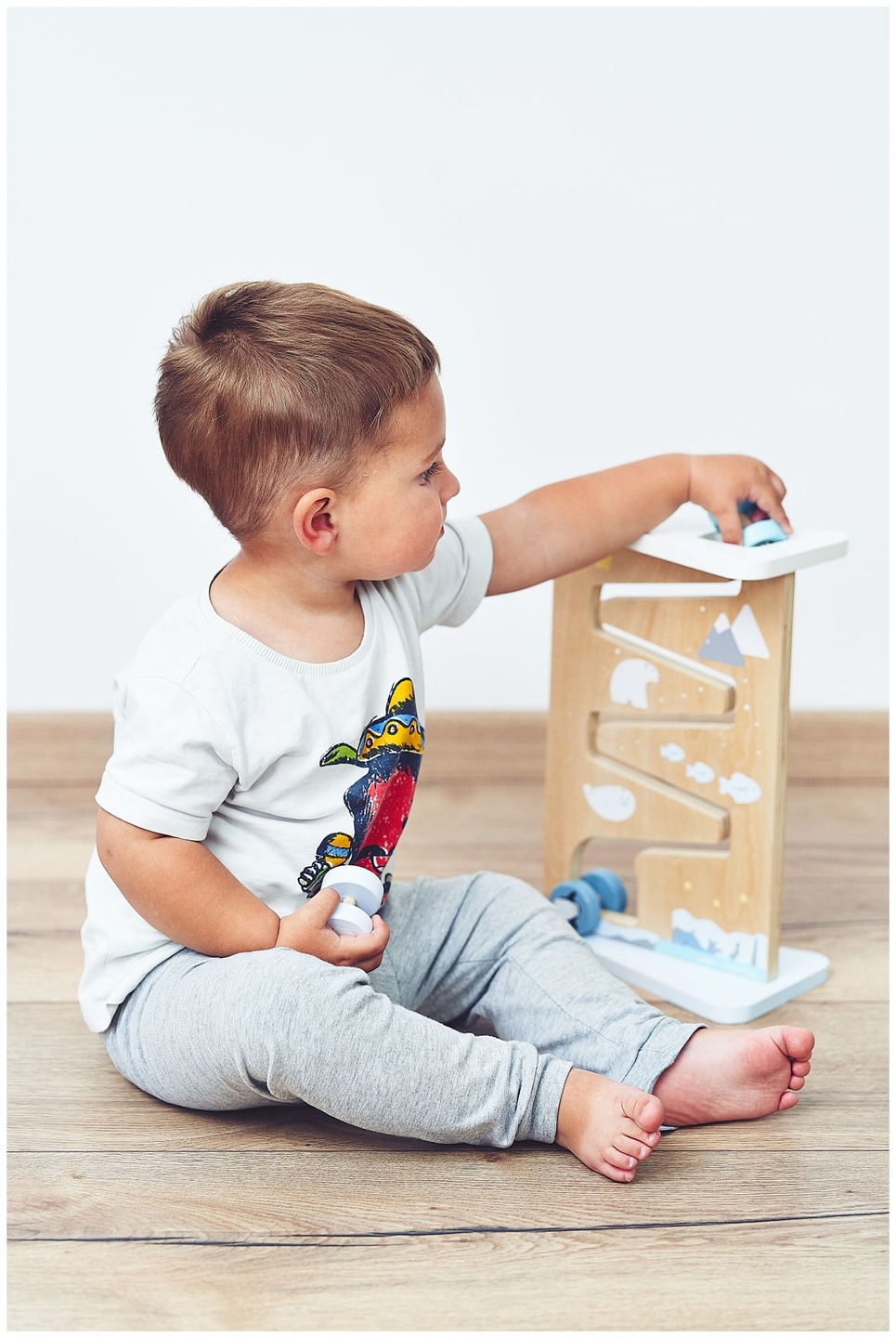 Tablero de manipulación sensorial de madera de doble cara.