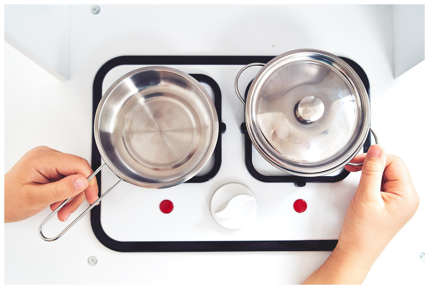 Cocina esquinera de madera XXXL con frigorífico, horno, lavadora, delantal y accesorios.