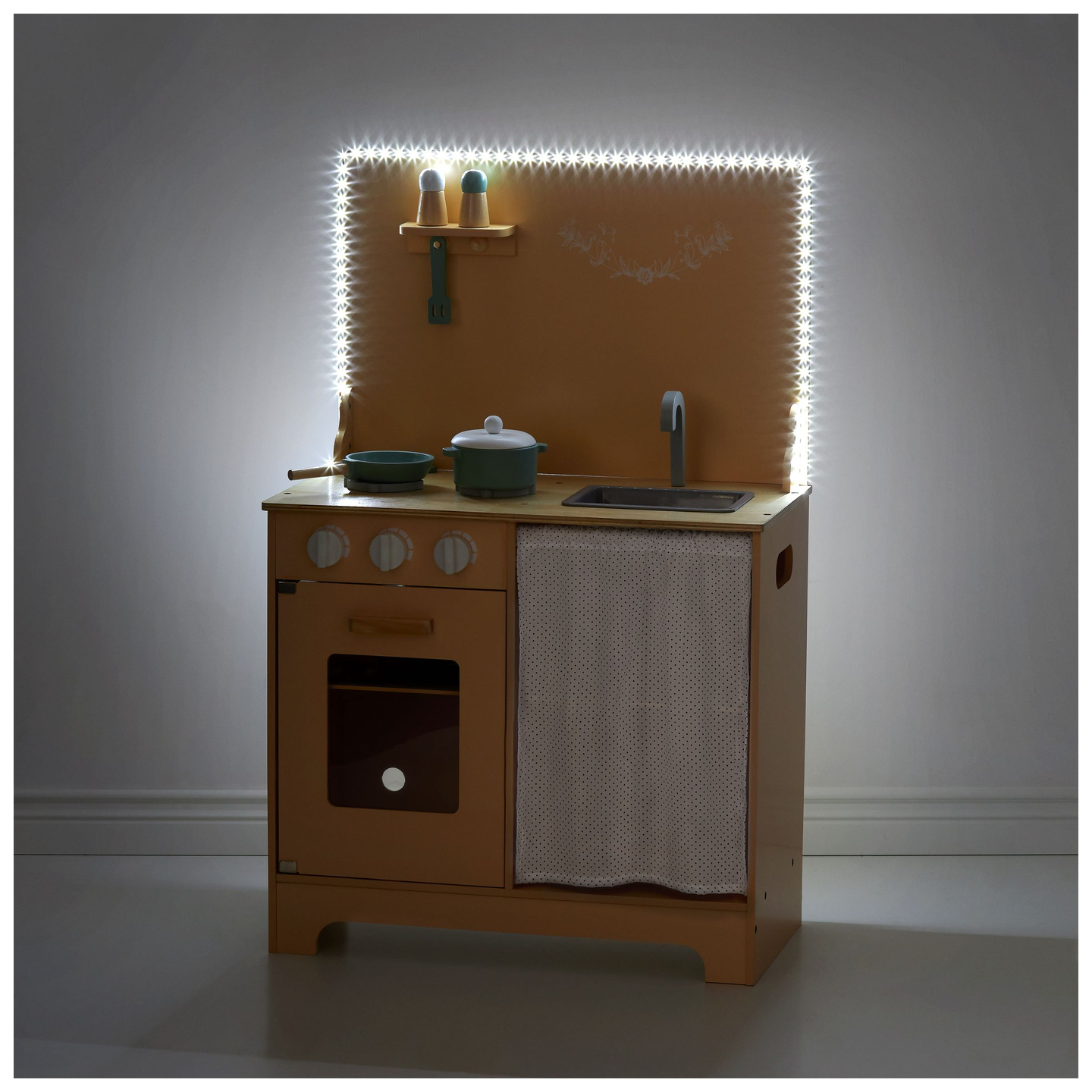 Cocina de madera con delantal, complementos e iluminación LED.