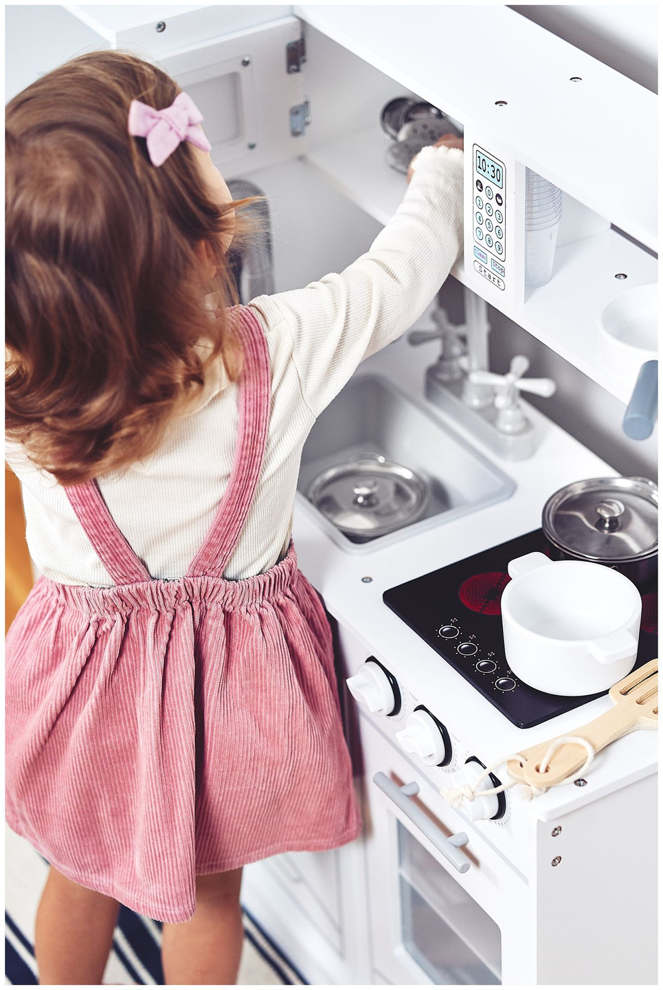 Grandes accesorios de cocina blancos de madera y delantal.