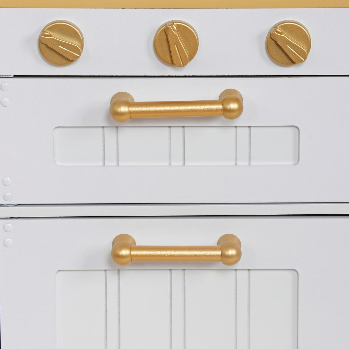 Cocina blanca de madera con accesorios y delantal