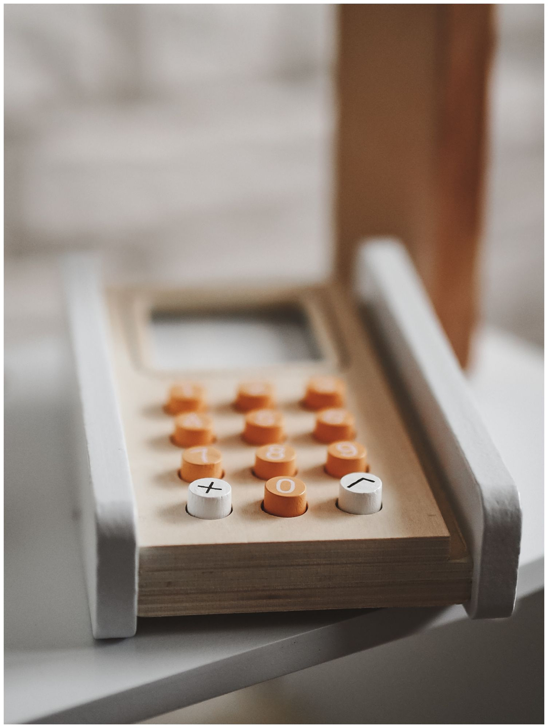 Tienda de comestibles: un puesto de madera con cajas, una caja registradora y una terminal