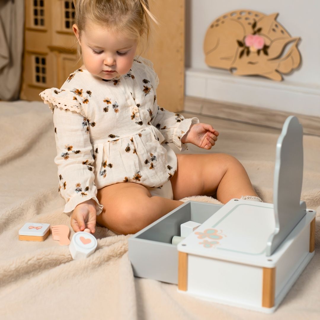 Tocador de madera para niños con accesorios.