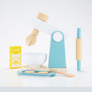 Batidora de madera con accesorios.