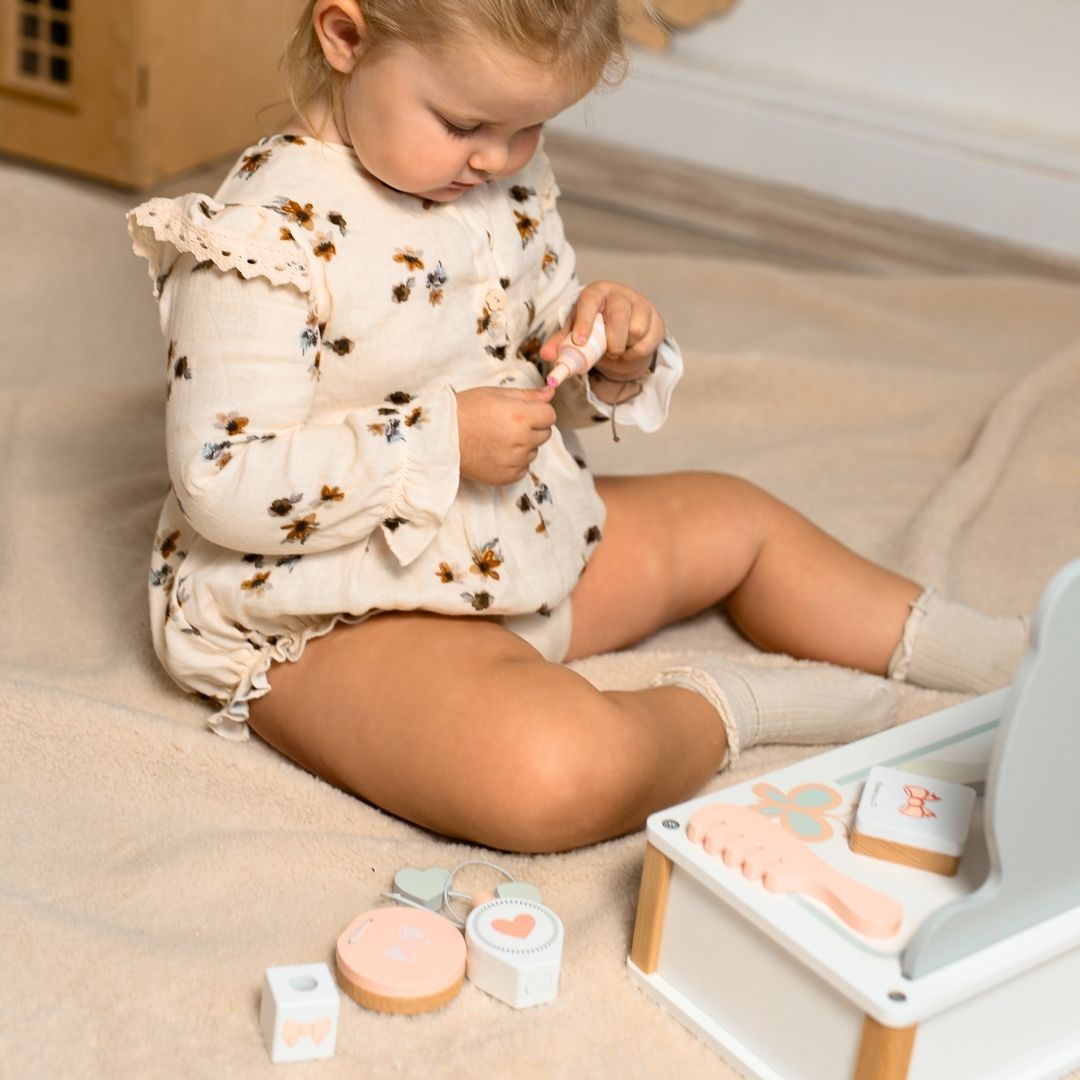 Tocador de madera para niños con accesorios.