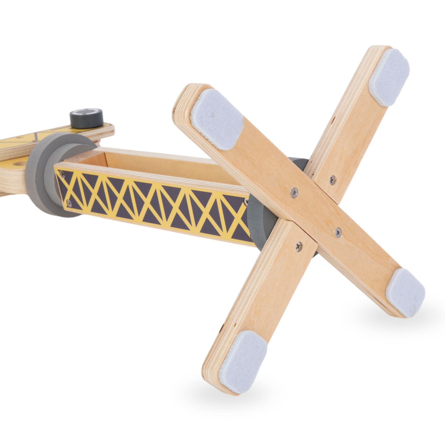 Sitio de construcción de madera con grandes grúas móviles y vehículos, grúa torre