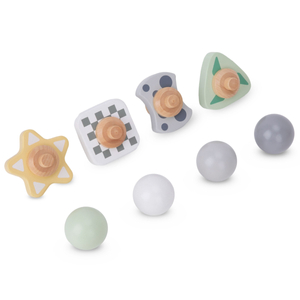 Una gran pista de bolas de madera: un tobogán con elementos giratorios