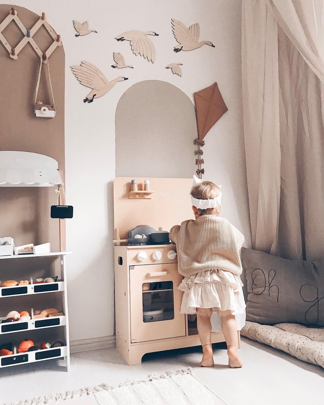 Cocina de madera con delantal, complementos e iluminación LED.