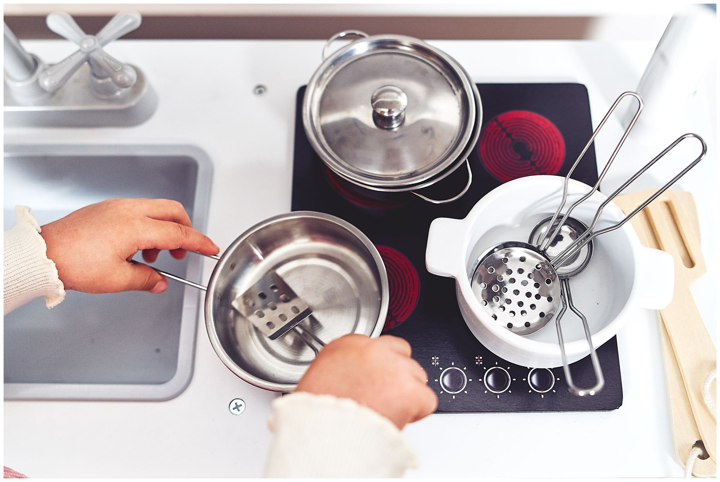 Grandes accesorios de cocina blancos de madera y delantal.