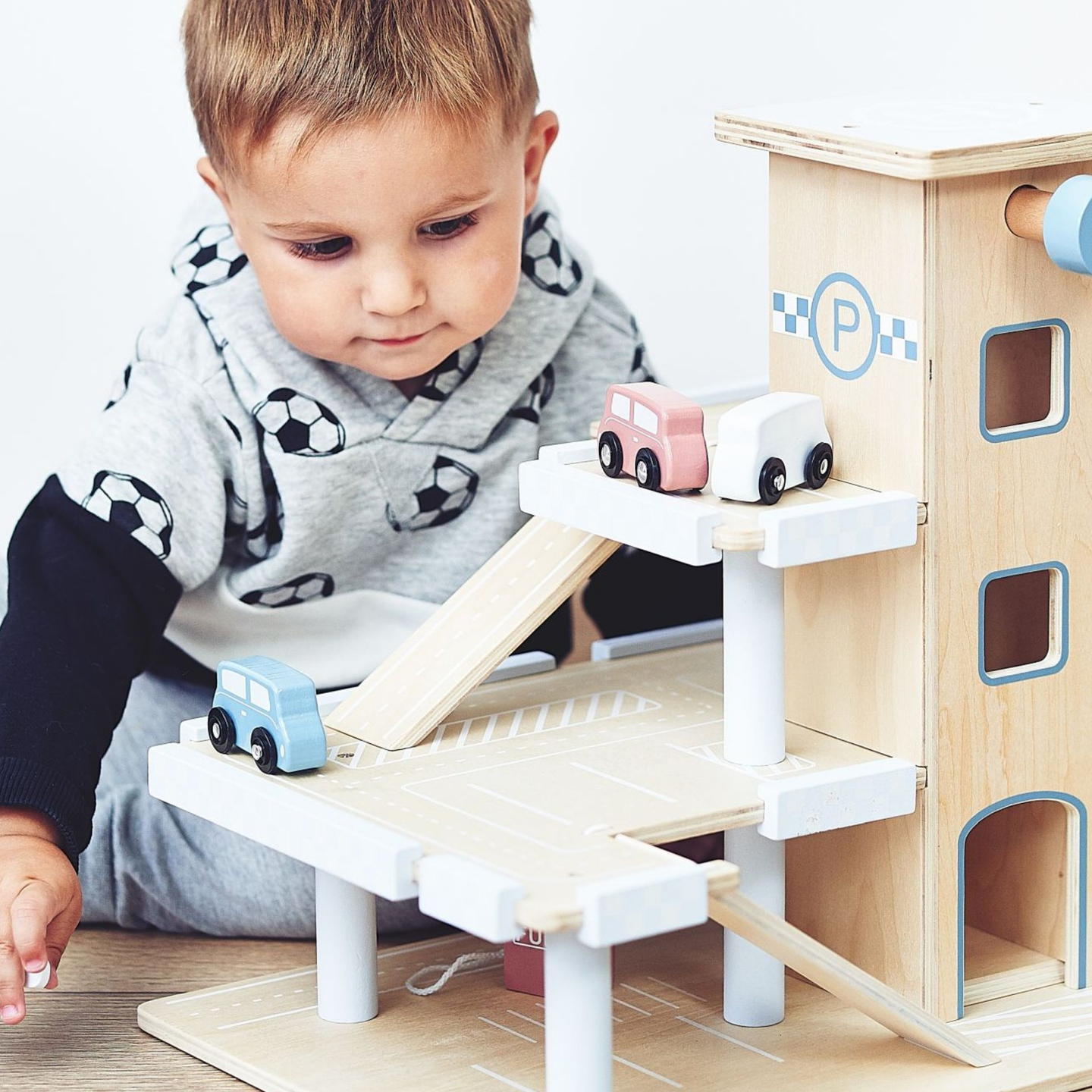 Estacionamiento de madera de tres niveles con ascensor - garaje para autos y helicóptero