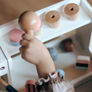 Heladería de madera con cafetera - cafetería con accesorios