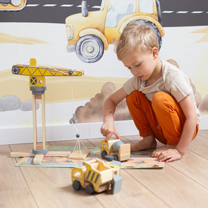 Sitio de construcción de madera con grandes grúas móviles y vehículos, grúa torre