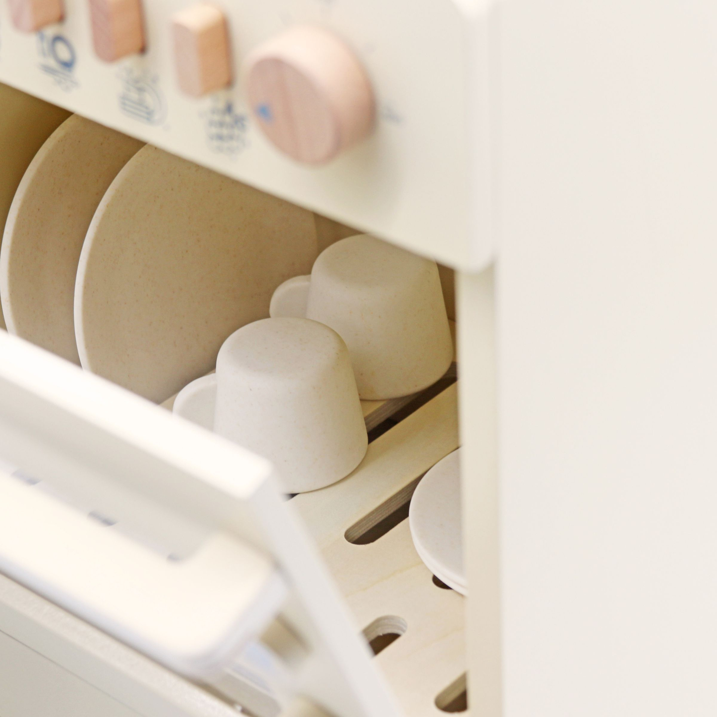 Lavavajillas de madera con accesorios.