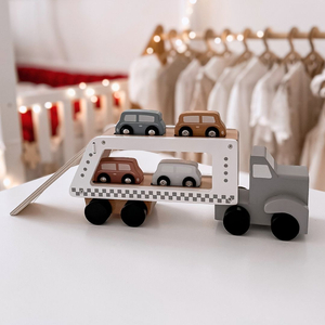 Camión de madera - semirremolque con 4 coches.