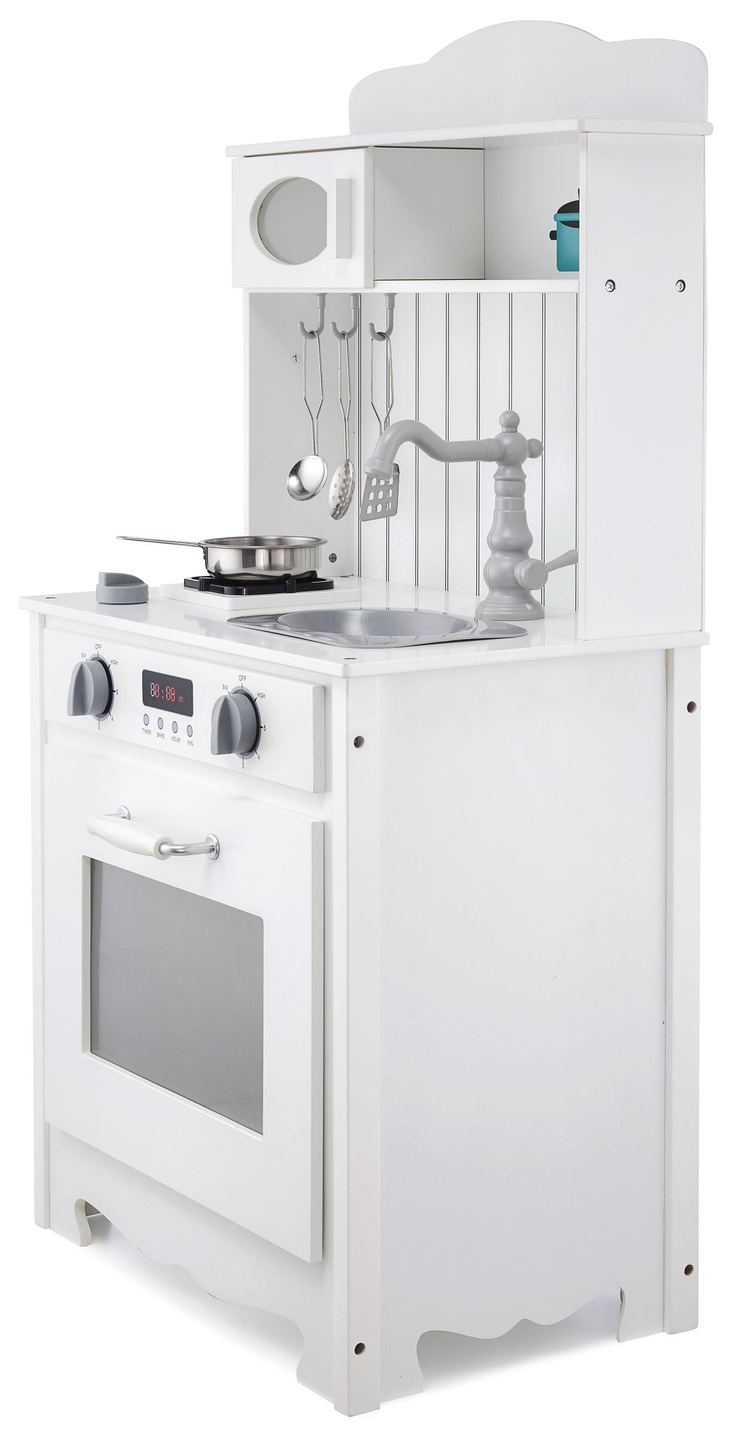 Cocina de madera blanca con delantal, accesorios y lámpara LED.