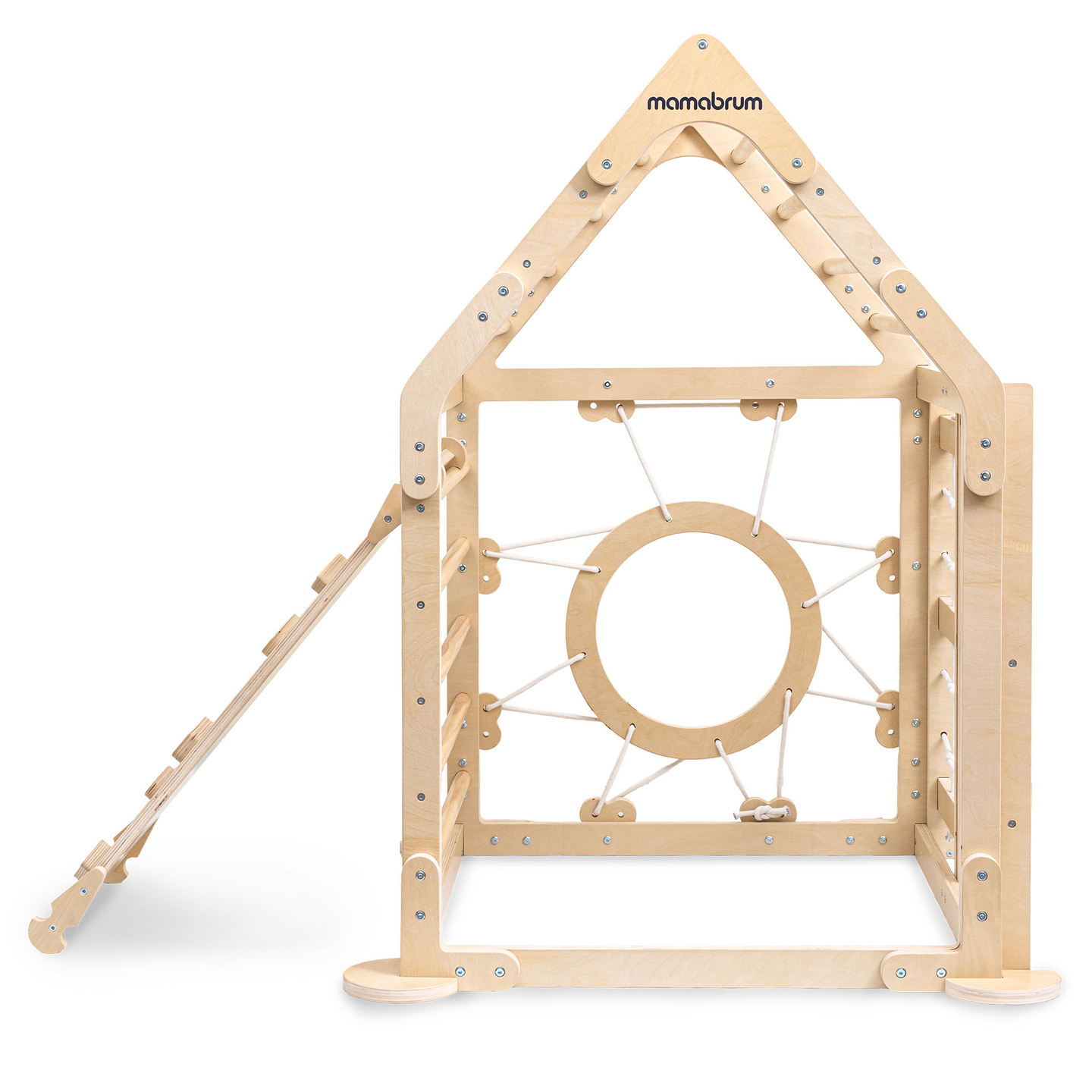 Parque infantil interior de madera: una casa con escaleras y tobogán.