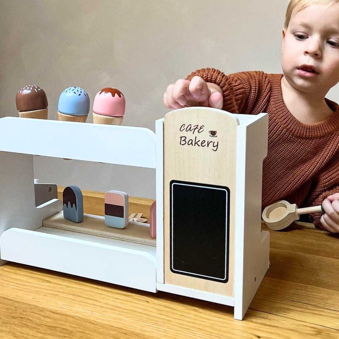 Heladería de madera con cafetera - cafetería con accesorios