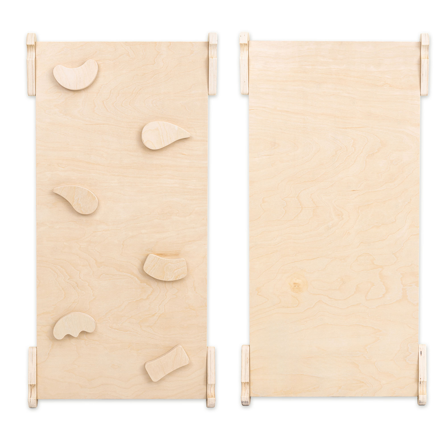 Parque infantil interior de madera: una casa con escaleras y tobogán.