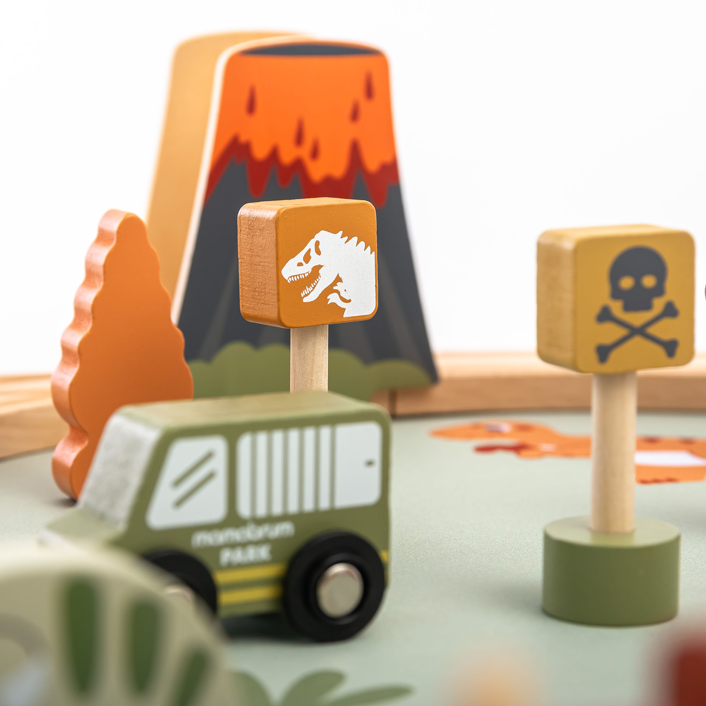 Tren de madera Dino Park con alfombra antideslizante - dinosaurios, tren, vías, volcán, campana