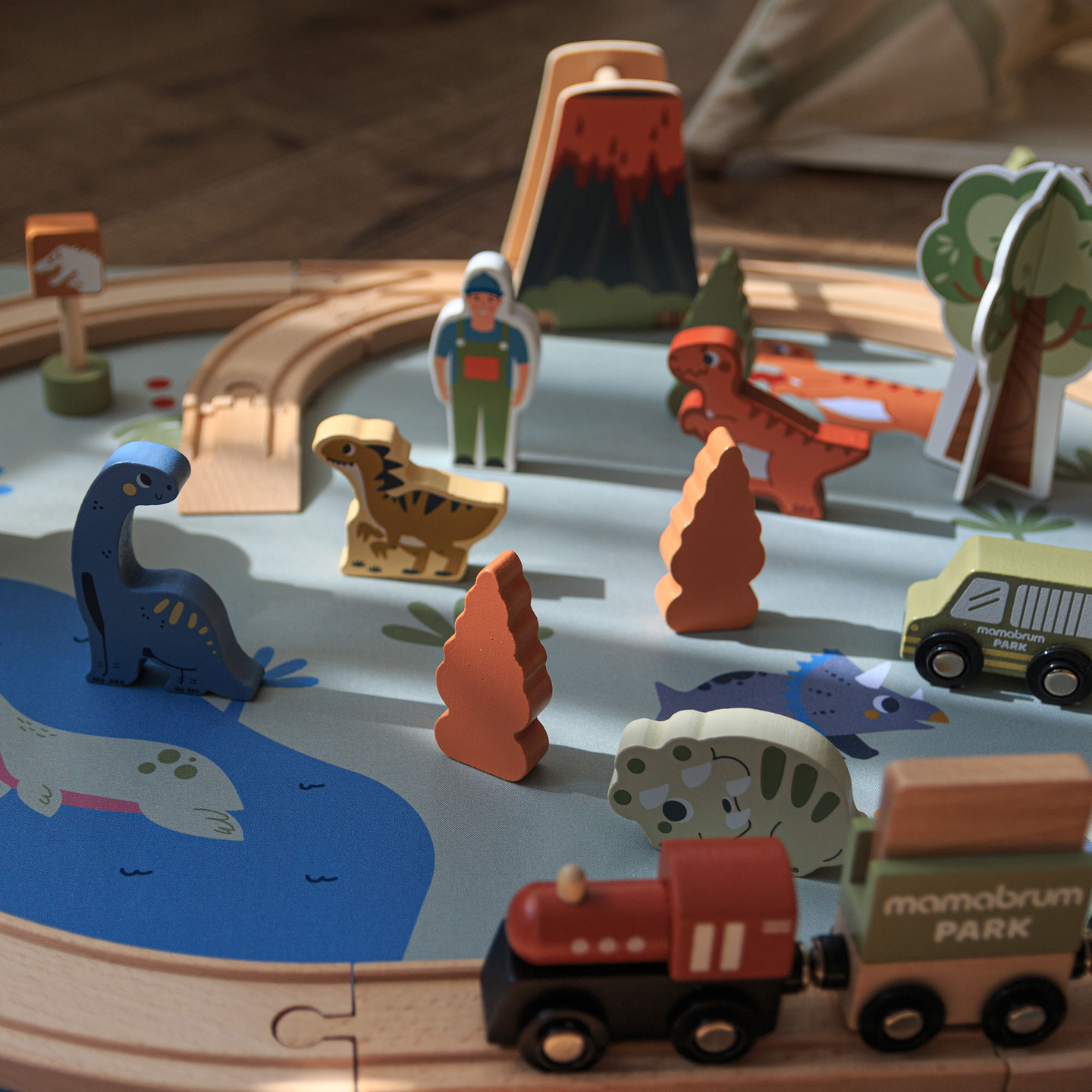 Tren de madera Dino Park con alfombra antideslizante - dinosaurios, tren, vías, volcán, campana