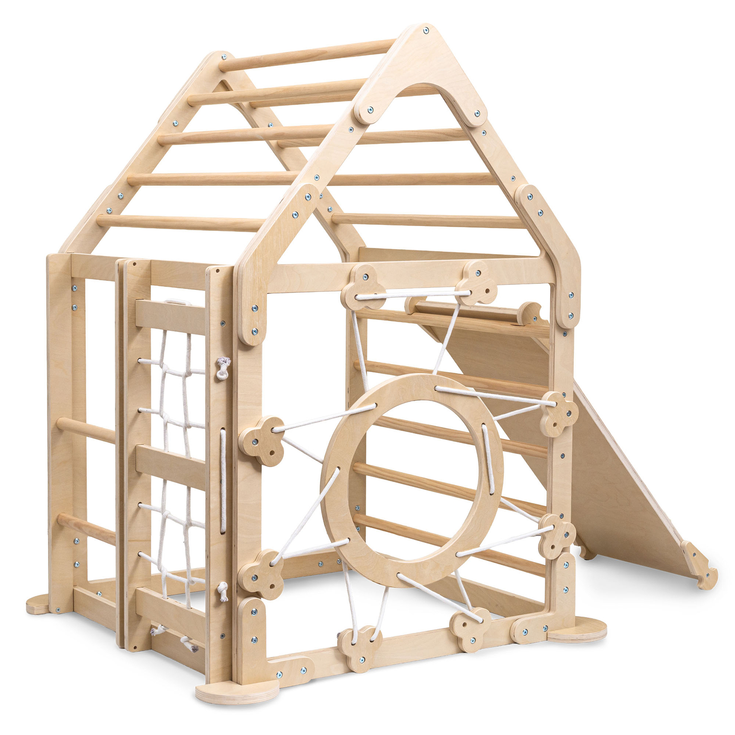 Parque infantil interior de madera: una casa con escaleras y tobogán.