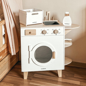 Lavadora de madera con plancha, cesta y detergente líquido