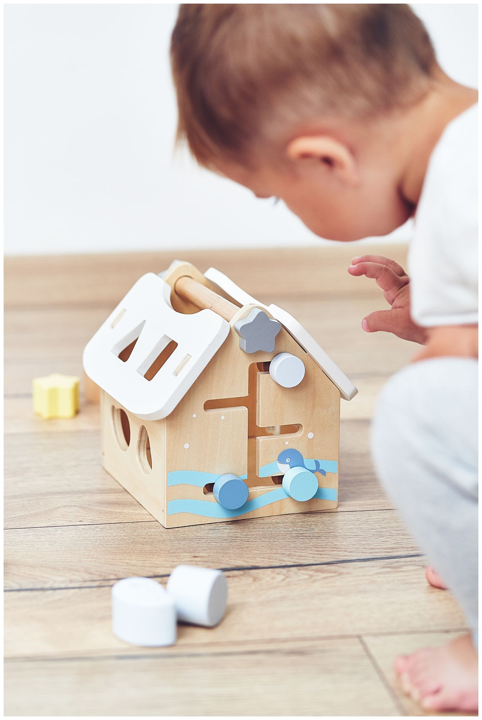 Clasificador: una casa educativa de madera con bloques