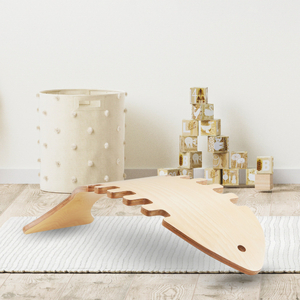 Una tabla de equilibrio de madera con forma de pez: un balancín