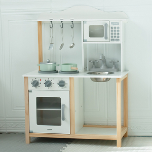 Cocina infantil de madera con microondas