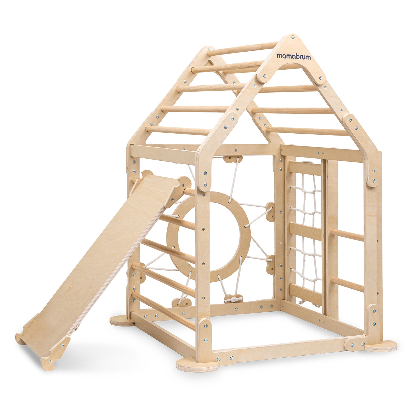 Parque infantil interior de madera: una casa con escaleras y tobogán.