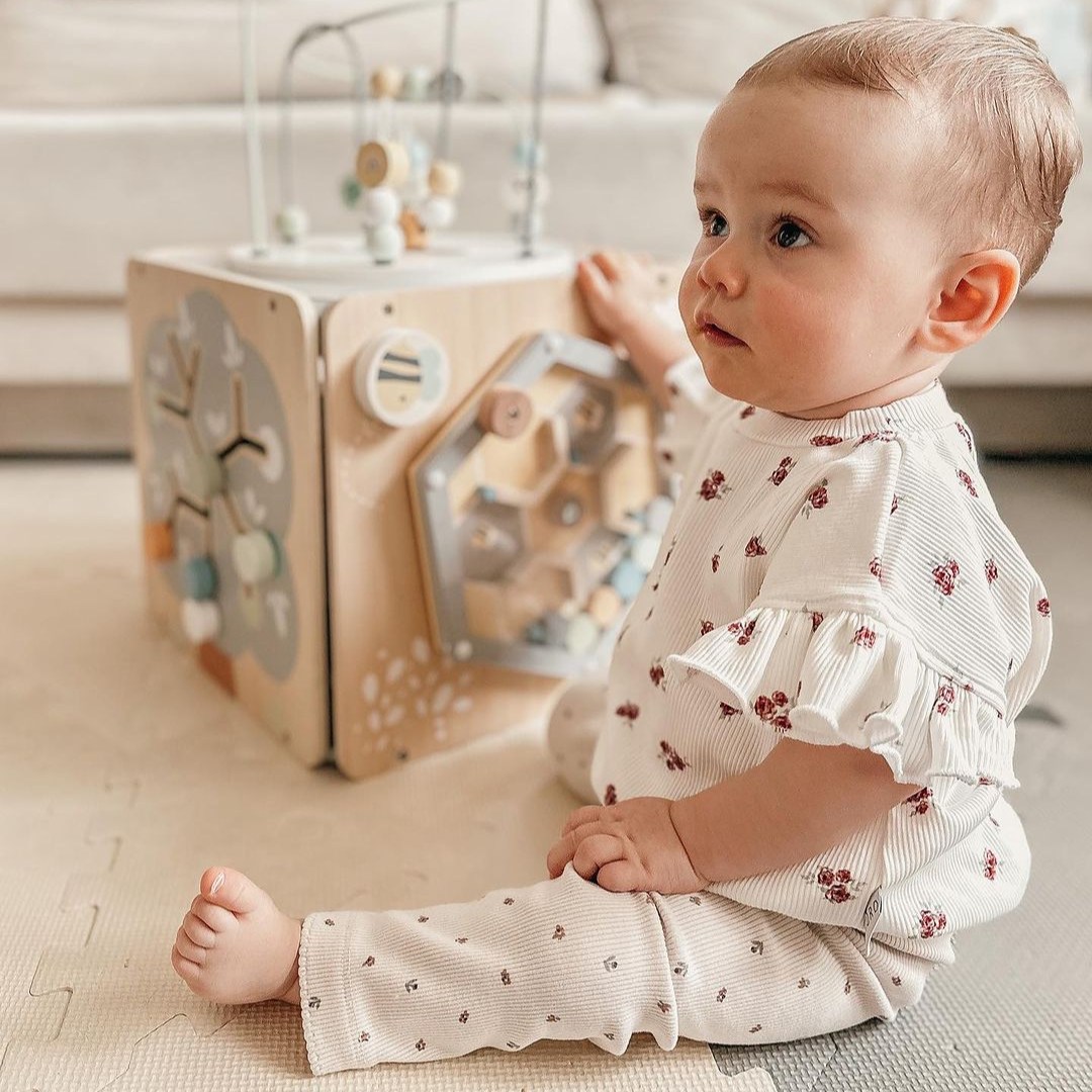 Gran cubo de actividades de madera con bucle - Montessori